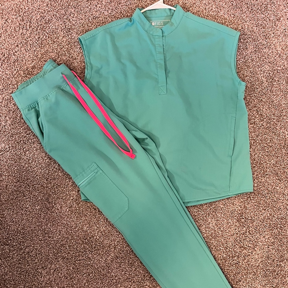 FIGS SURGICAL GREEN SCRUB SET